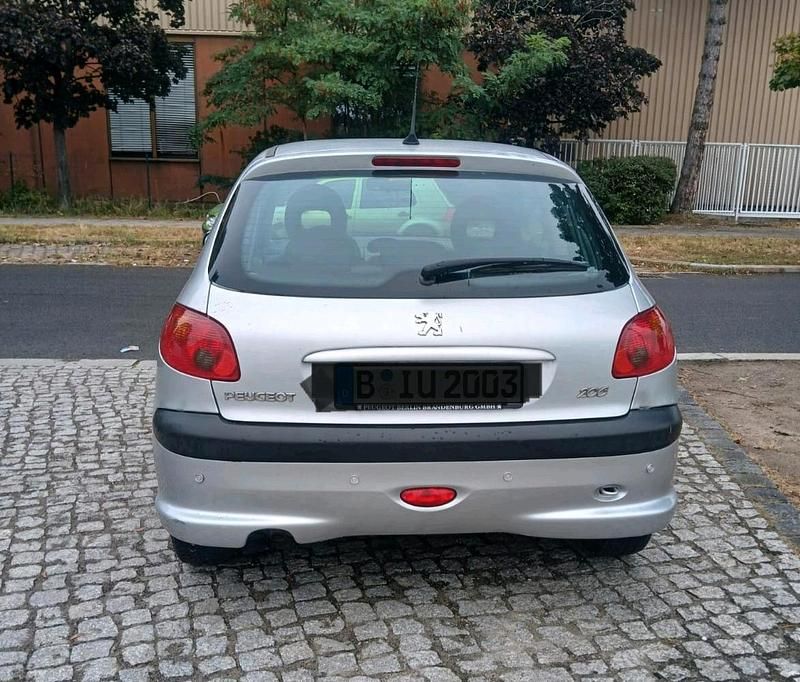 Gebraucht Peugeot 206 75 PS (55 kW) 2009 Silber Kleinwagen