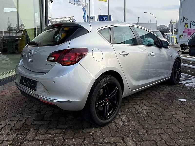Gebraucht Opel Astra Exklusiv 136 PS (100 kW) 2014 Argon silber/ice silver (m2) Kleinwagen