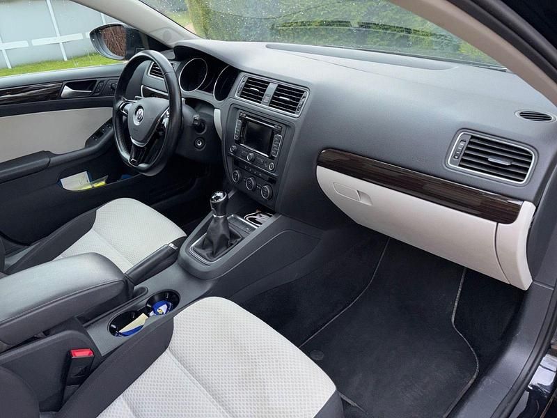 Gebraucht VW Jetta 110 PS (80 kW) 2015 Schwarz Limousine