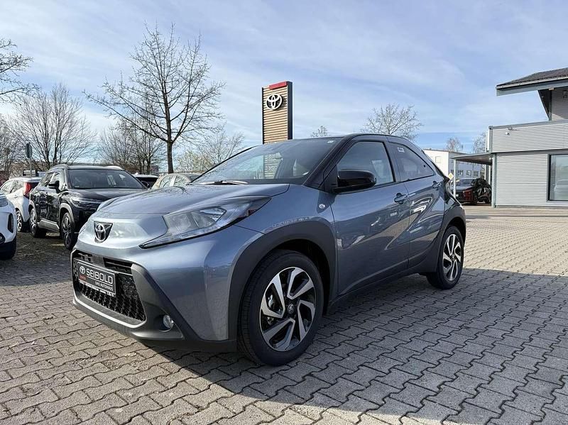 Neu Toyota Aygo X 72 PS (52 kW) 2026 Celestite grey metallic SUV