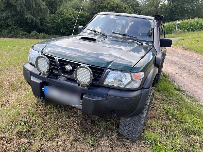 Grün Gebraucht 2001 Nissan Patrol SUV | 22.750 € - Bild 1/4