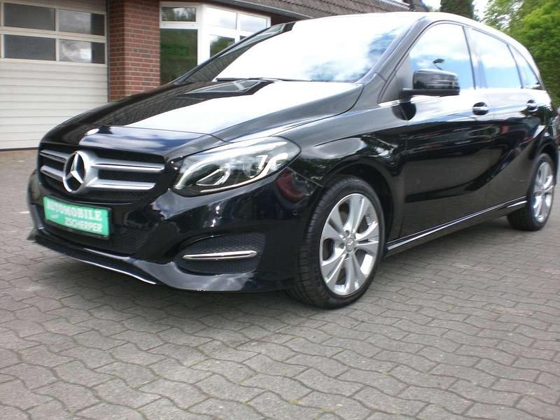 Kosmosschwarz Gebraucht 2015 Mercedes B200 Urban Van / Kleinbus | 16.850 € (Fairer Preis) - Bild 1/4