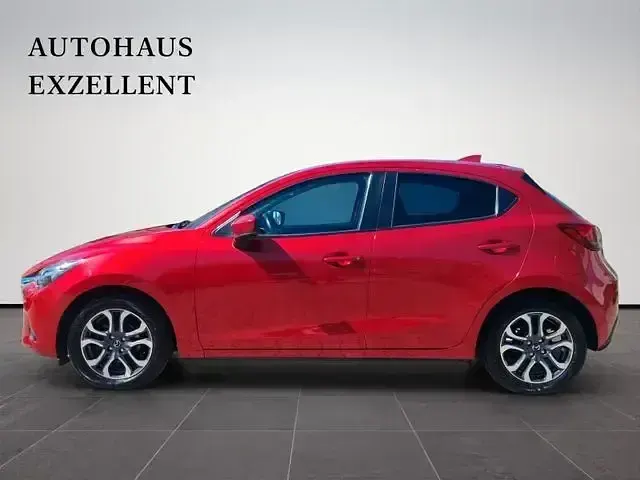 Używany Mazda 2 Kizoku 90 KM (66 kW) 2018 Czerwony Sedan/Limuzyna