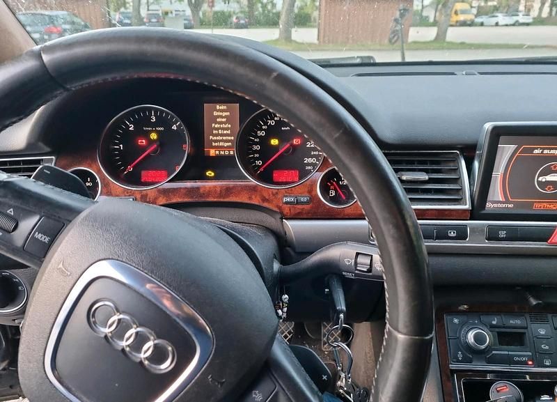 Second-hand Audi A8 326 CP (239 kW) 2005 Albastru Berlinǎ