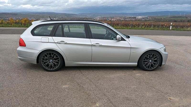Gebraucht BMW 320 184 PS (135 kW) 2011 Silber Kombi