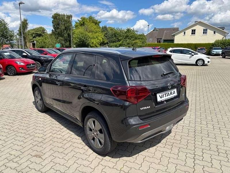 Schwarz (black pearl met.) Neu 2025 Suzuki Vitara Comfort SUV | 20.990 € (Superpreis) - Bild 1/4