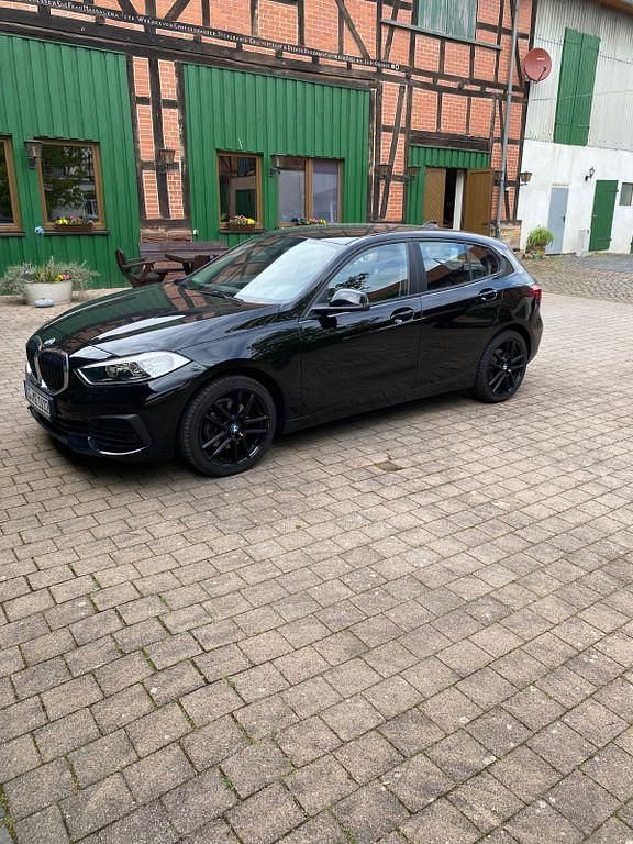 Schwarz Gebraucht 2021 BMW 118 Advantage Kleinwagen | 17.000 € (Fairer Preis) - Bild 1/4