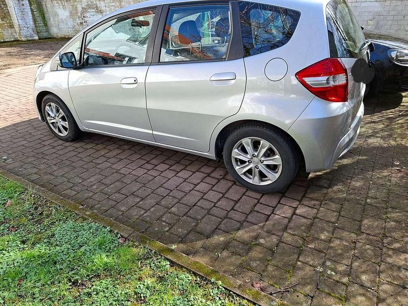 Gebraucht Honda Jazz Trend 99 PS (72 kW) 2011 Silber Kleinwagen