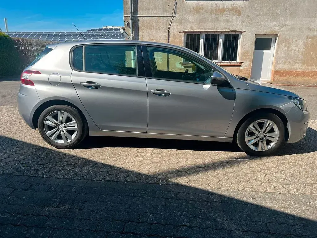 Gebraucht Peugeot 308 Active 125 PS (91 kW) 2014 Silber Limousine