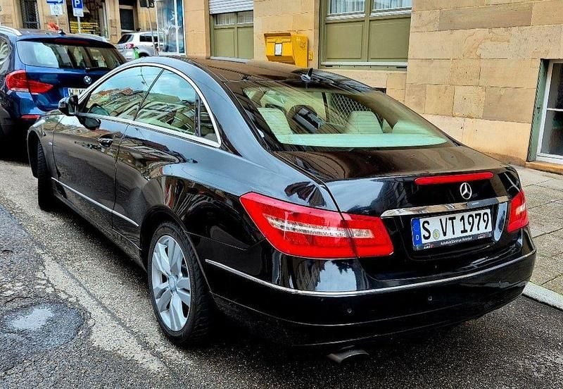 Gebraucht Mercedes E250 204 PS (150 kW) 2010 Schwarz Coupé