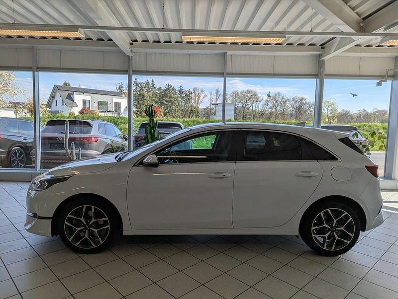 Gebraucht Kia Ceed Style 140 PS (102 kW) 2025 Weiß Kleinwagen