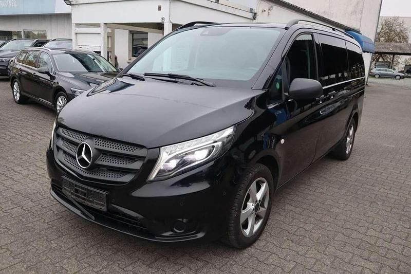 Obsidianschwarz metallic Gebraucht 2018 Mercedes Vito Kombi | 16.990 € - Bild 1/2