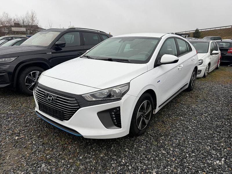 Weiß Gebraucht 2016 Hyundai Ioniq Trend Kleinwagen | 8.690 € - Bild 1/4