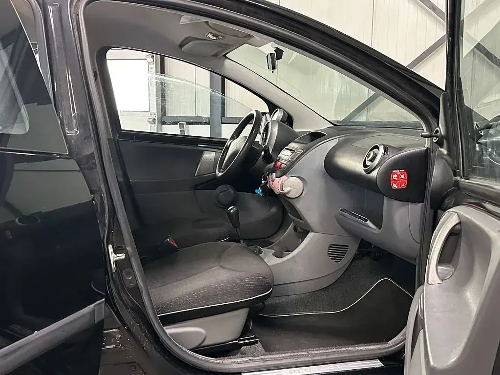 Gebraucht Peugeot 107 68 PS (50 kW) 2011 Schwarz Kleinwagen