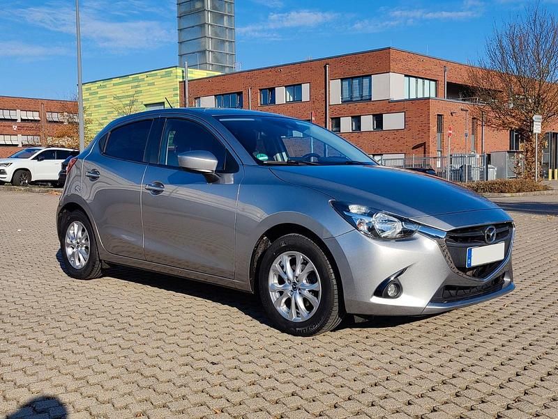 Silber Gebraucht 2015 Mazda 2 Exclusive-Line Kleinwagen | 11.400 € (Teuer) - Bild 1/4