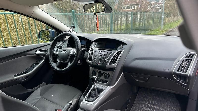 Gebraucht Ford Focus Titanium 105 PS (77 kW) 2014 Blau Limousine