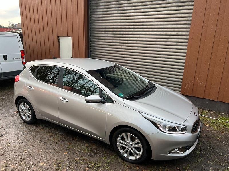 Second-hand Kia Ceed 128 CP (94 kW) 2014 Argintiu Hatchback