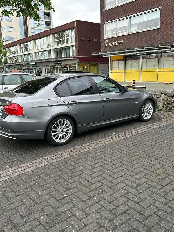 Grau Gebraucht 2010 BMW 320 Limousine | 4.500 € (Superpreis) - Bild 1/4