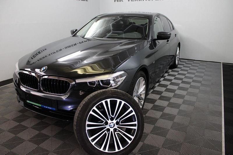 Grau Gebraucht 2017 BMW 520 Sport Line Limousine | 19.999 € (Guter Preis) - Bild 1/4
