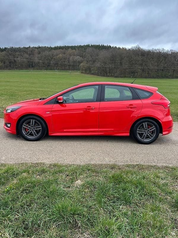 Gebraucht Ford Focus ST-Line 125 PS (91 kW) 2017 Rot Limousine
