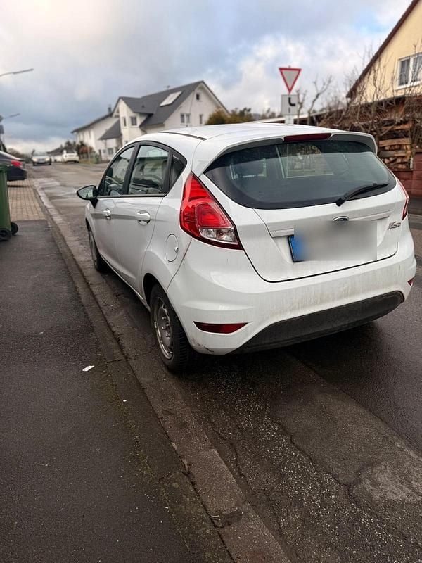 Gebraucht Ford Fiesta 82 PS (60 kW) 2015 Weiß Kleinwagen