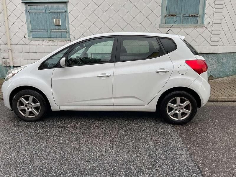 Weiß Gebraucht 2011 Kia Venga Spirit Kleinwagen | 5.600 € (Etwas zu teuer) - Bild 1/4