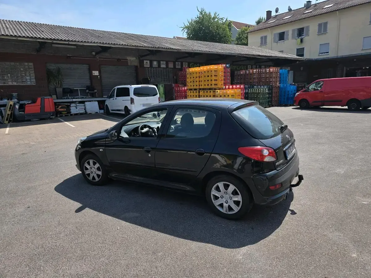 Gebraucht Peugeot 206+ 75 PS (55 kW) 2012 Schwarz Kleinwagen