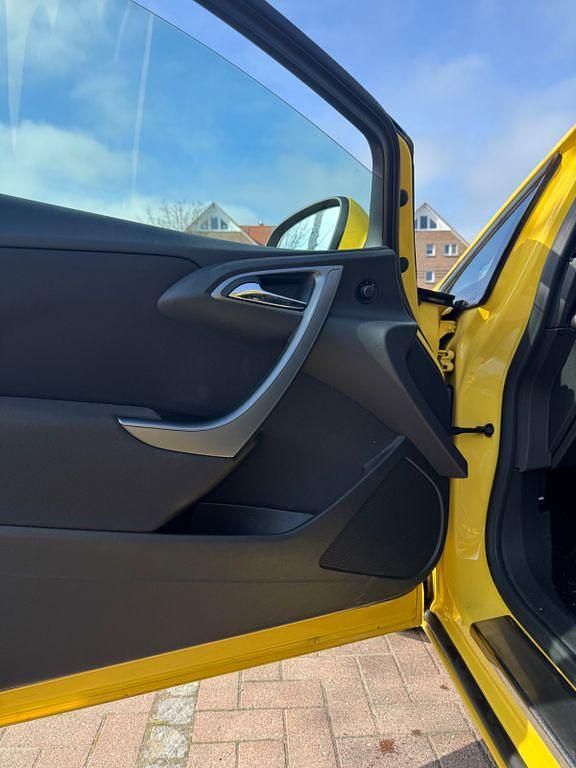 Gebraucht Opel Astra GTC Edition 179 PS (131 kW) 2011 Gelb Limousine