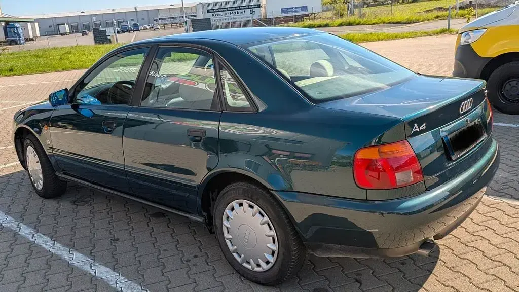 Używany Audi A4 101 KM (74 kW) 1995 Zielony Sedan/Limuzyna