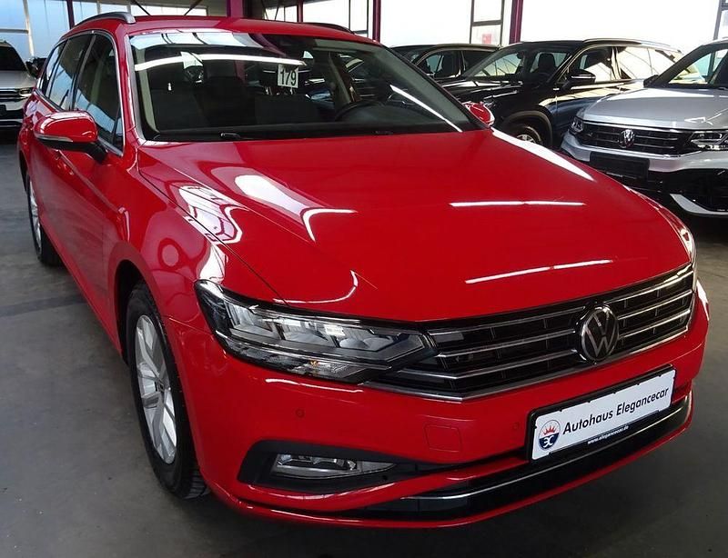 Gebraucht VW Passat 122 PS (89 kW) 2023 Rot Limousine