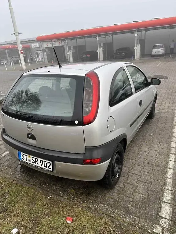 Używany Opel Corsa 58 KM (42 kW) 2002 Srebrny Hatchback