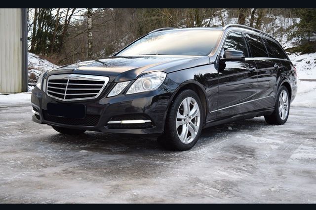 Schwarz metallic Gebraucht 2013 Mercedes E350 Avantgarde Kombi | 27.000 € - Bild 1/4