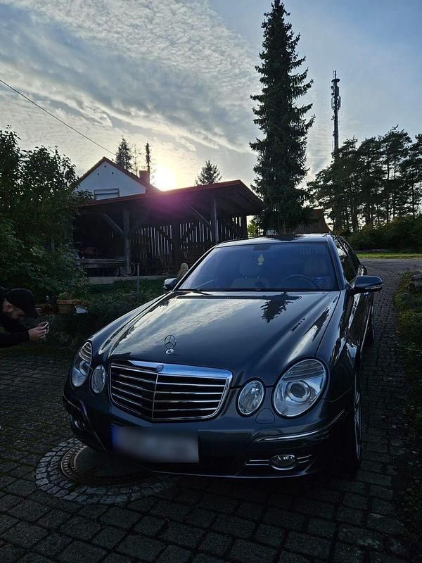 Grau Gebraucht 2006 Mercedes E350 Avantgarde Limousine | 5.499 € (Superpreis) - Bild 1/4