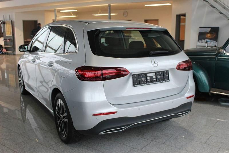 Gebraucht Mercedes B200 163 PS (119 kW) 2023 Silber Van / Kleinbus