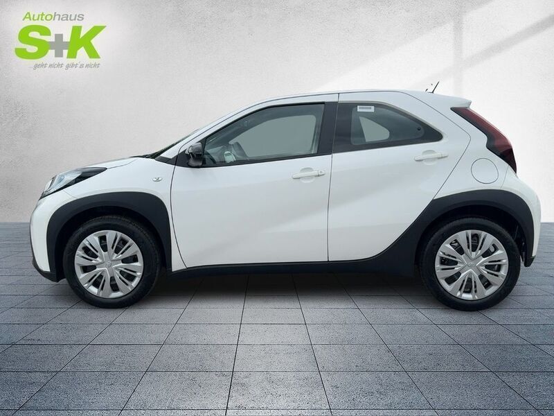 Schneeweiß (weiß) (weiß) Neu 2025 Toyota Aygo Business Edition Kleinwagen | 19.630 € - Bild 1/4
