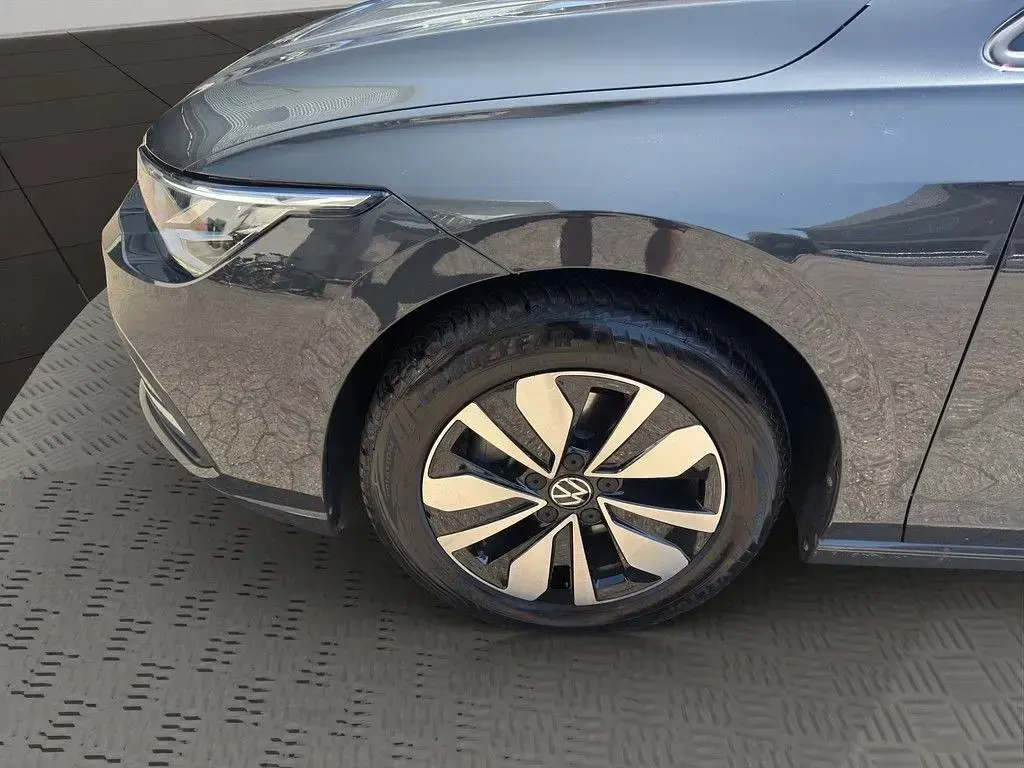 Gebraucht VW Golf VIII Move 150 PS (110 kW) 2024 Grau Limousine