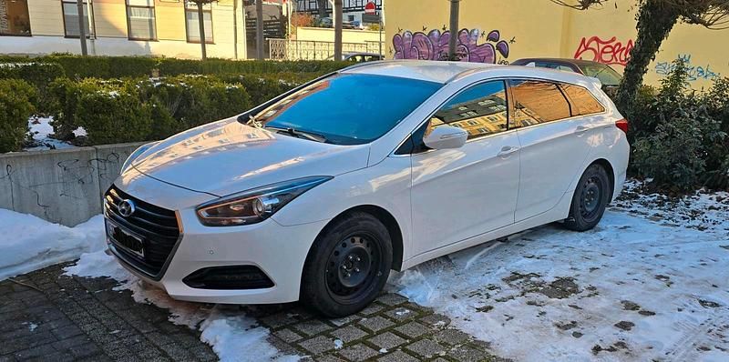 Andere farben Gebraucht 2017 Hyundai i40 Kombi | 14.000 € (Teuer) - Bild 1/4