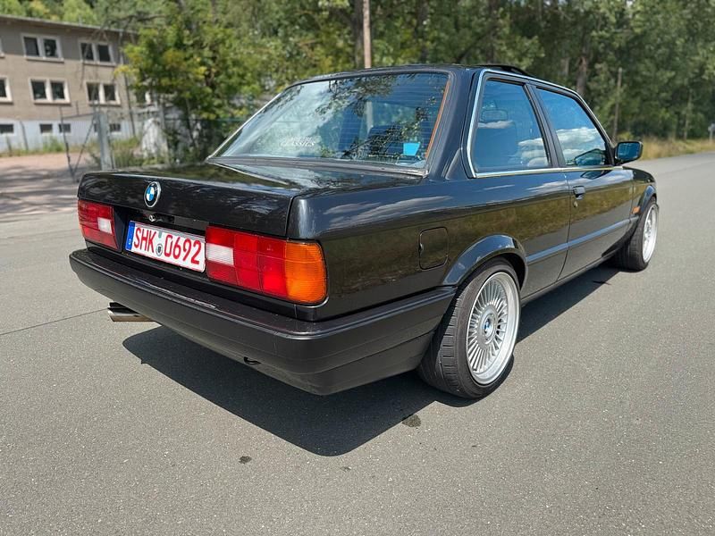 Gebraucht BMW 325 170 PS (125 kW) 1991 Schwarz Coupé
