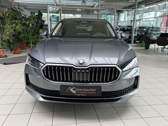 Neu Skoda Superb LAURIN & KLEMENT 204 PS (150 kW) 2026 Grau Kombi