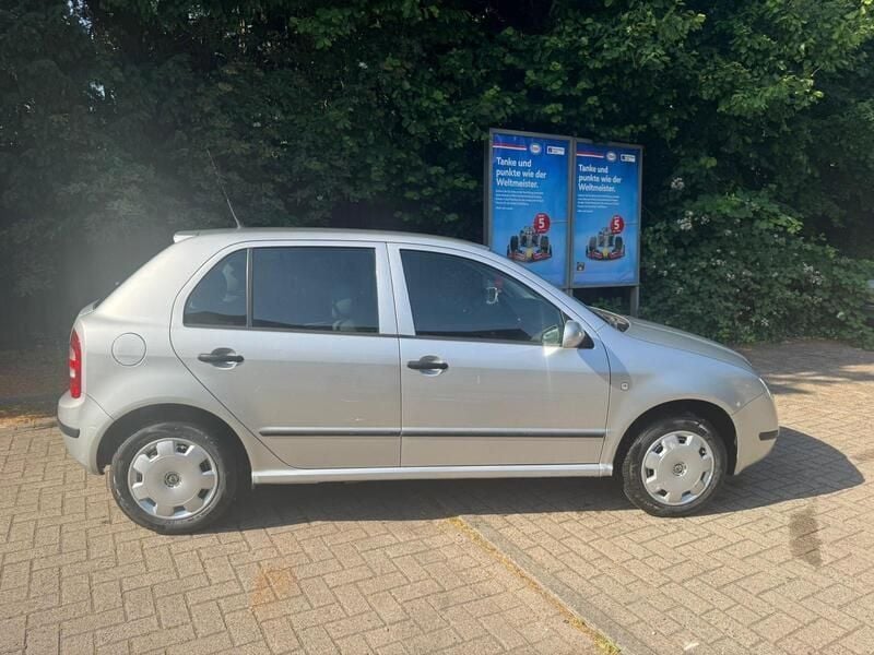 Grau Gebraucht 2003 Skoda Fabia Kleinwagen | 2.500 € (Fairer Preis) - Bild 1/4