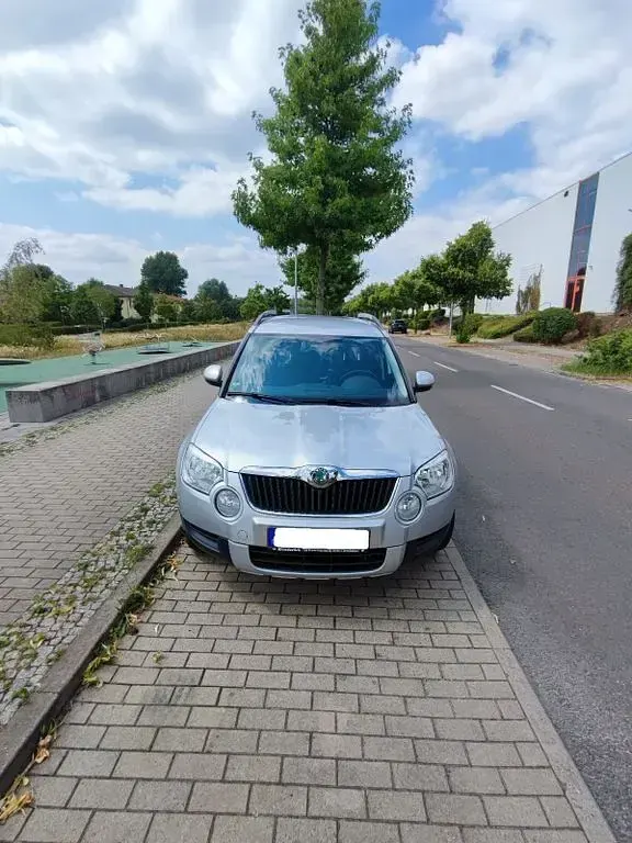 Gebraucht Skoda Yeti Ambition 105 PS (77 kW) 2013 Silber SUV
