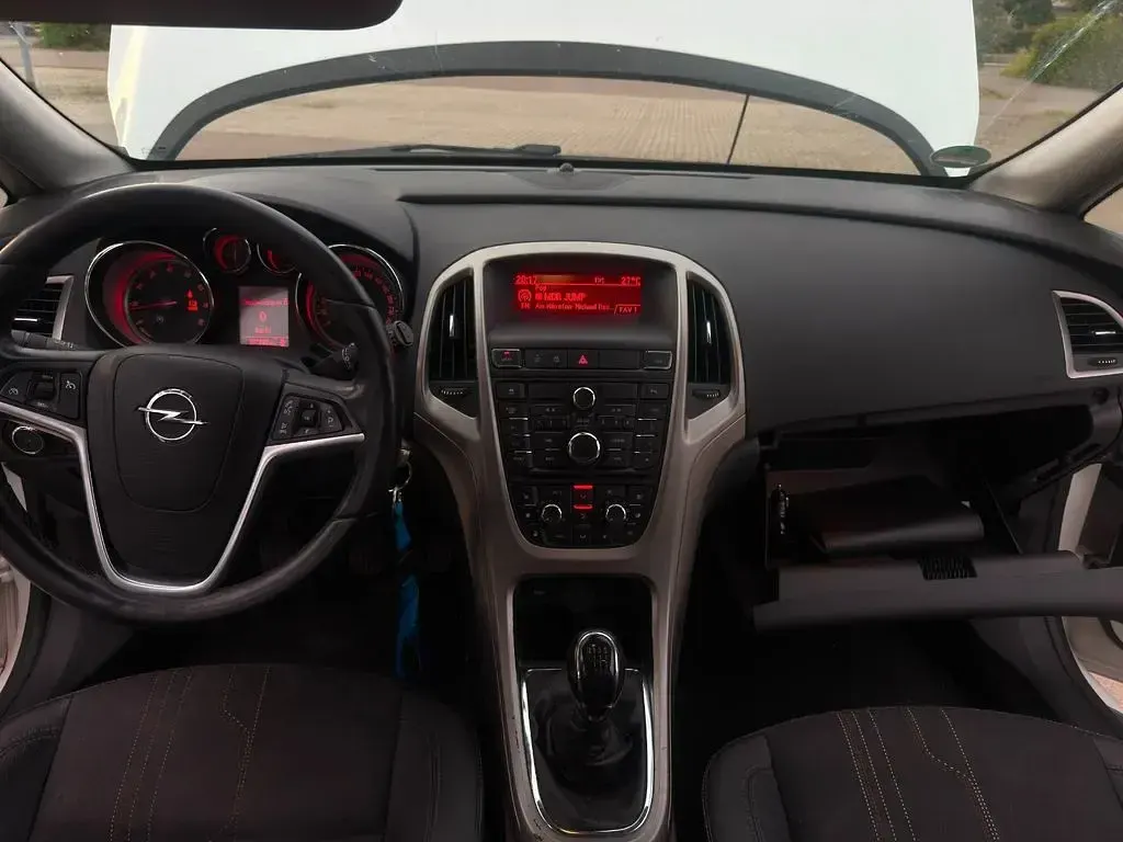 Gebraucht Opel Astra Edition 140 PS (102 kW) 2012 Weiß Kombi