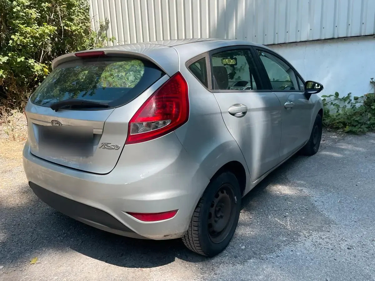 Gebraucht Ford Fiesta 82 PS (60 kW) 2010 Silber Kleinwagen