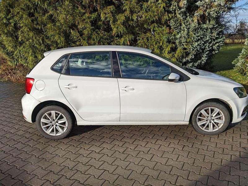 Weiß Gebraucht 2016 VW Polo Comfortline Limousine | 7.700 € (Fairer Preis) - Bild 1/3