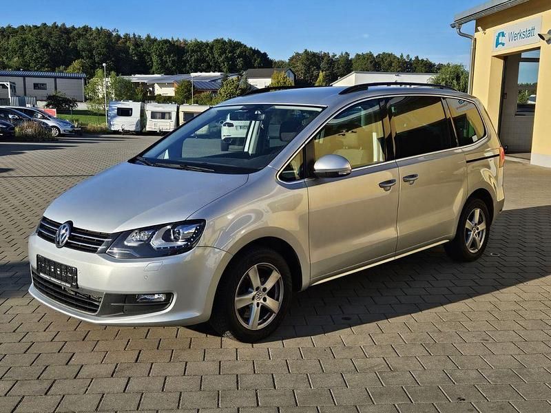 Silber Gebraucht 2016 VW Sharan Comfortline Van / Kleinbus | 14.990 € (Etwas zu teuer) - Bild 1/4