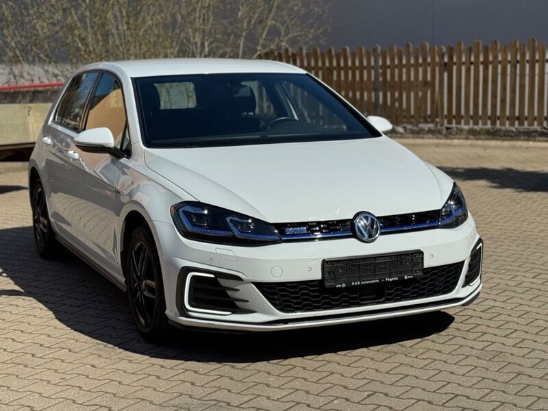 Weiß Gebraucht 2018 VW Golf VII GTE Limousine | 15.950 € (Superpreis) - Bild 1/4