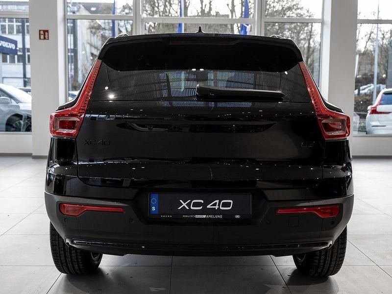 Neu Volvo XC40 Plus 163 PS (119 kW) 2025 Onyx schwarz SUV