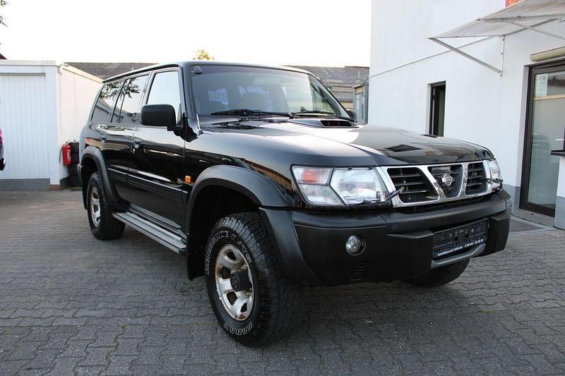 Schwarz (metallic) Gebraucht 2001 Nissan Patrol SUV | 18.999 € - Bild 1/4