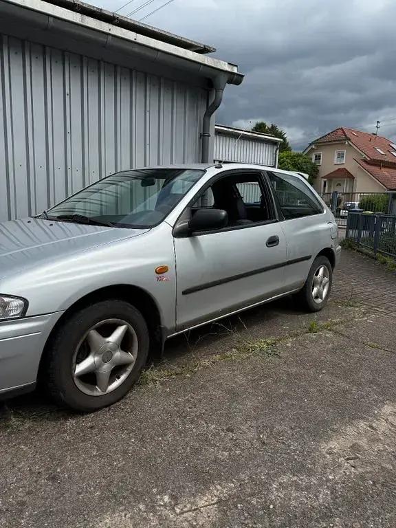 Gebraucht Mazda 323 73 PS (53 kW) 2000 Silber Limousine