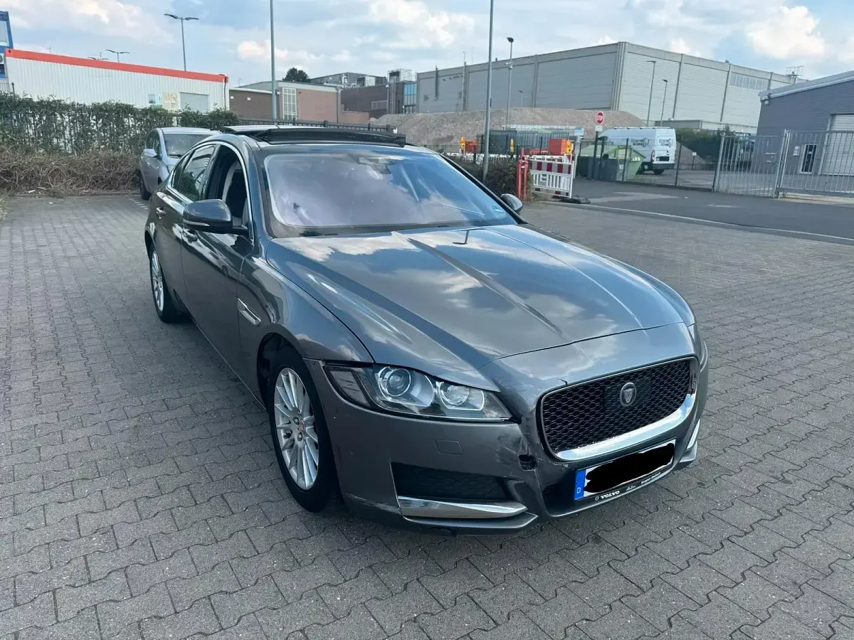 Gebraucht Jaguar XF Prestige 163 PS (119 kW) 2016 Grau Limousine